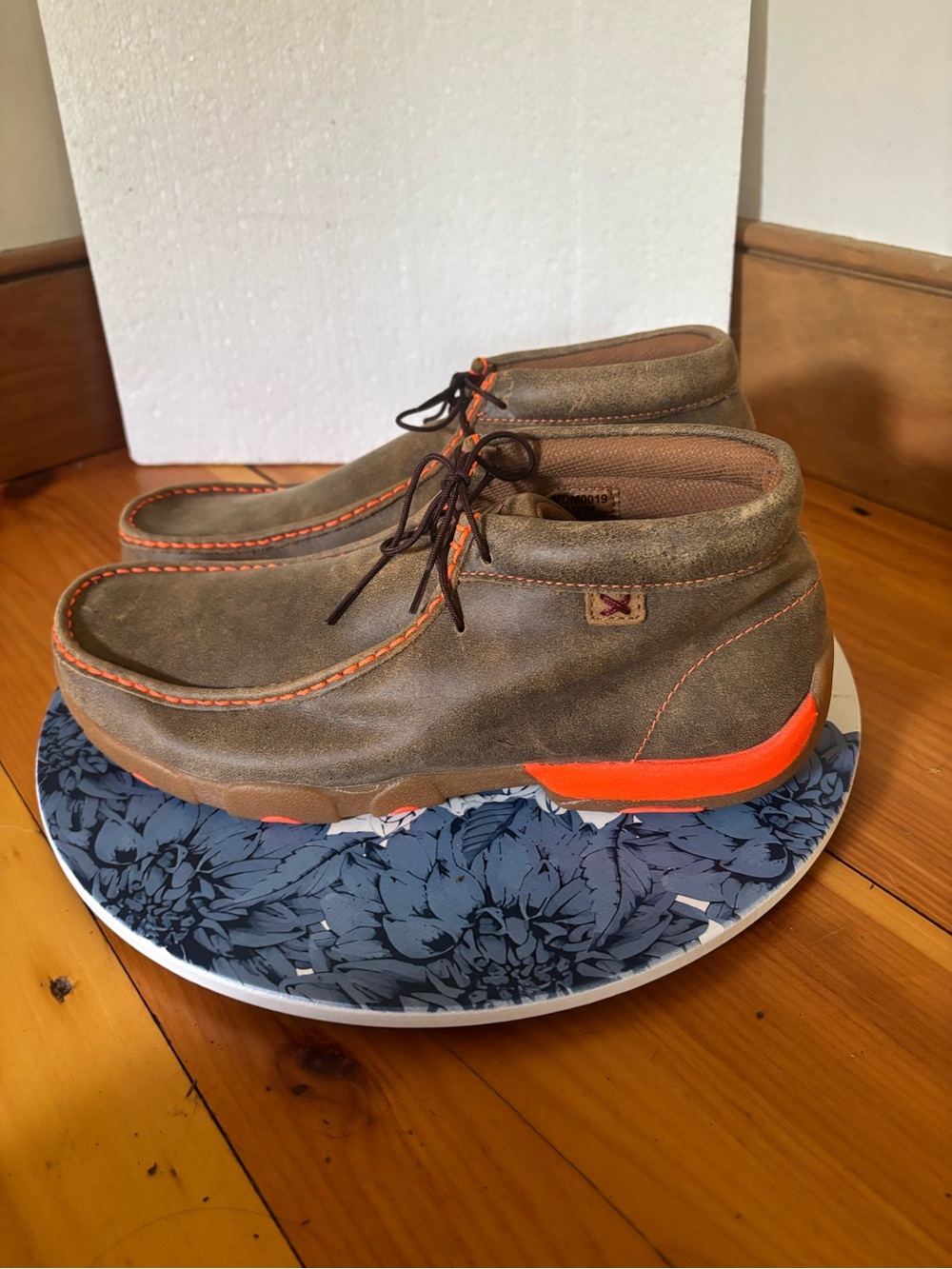 Twisted X Men’s 10 Wide Brown Leather Orange Chukka Driving Mocs